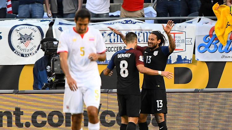Jermaine Jones und Clint Dempsey jubeln - beide trafen sie für die USA. 