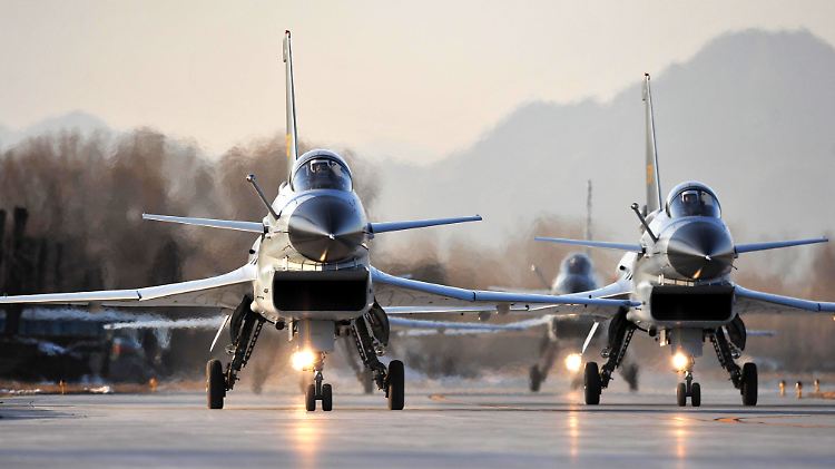 Chinesische Kampfjets vom Typ J-10.