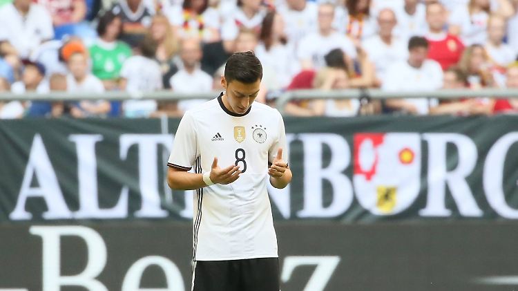 Beten mag helfen - ein langes Turnier wäre noch besser: Der Trikot-Absatz könnte besser laufen.