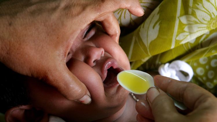 Ein zwei Monate altes Mädchen wird in Ostindien gegen Kinderlähmung geimpft.
