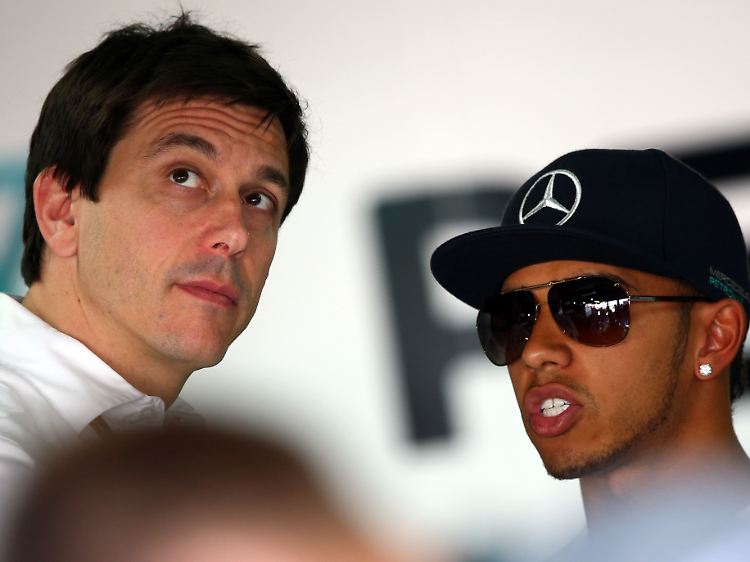 Toto Wolff (l.), hier mit Lewis Hamilton, lobt Formel-1-Boss Ecclestone in den höchsten Tönen.