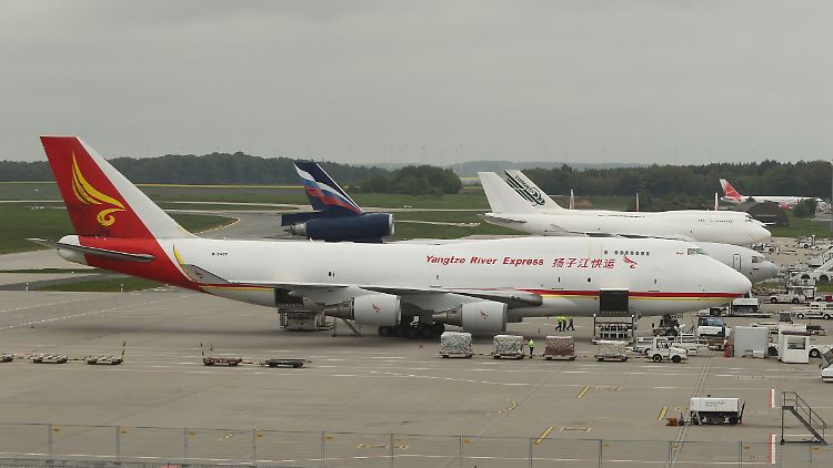 Frachtmaschine der Yantze River Express am Flughafen Hahn.