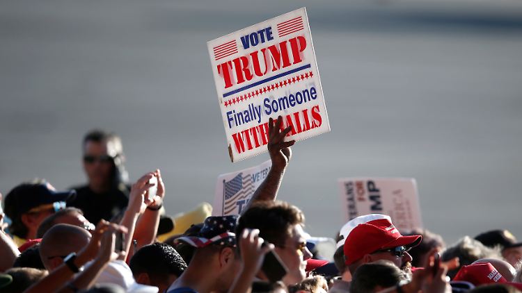 Trump-Fans mögen es deftig: "Endlich jemand mit Eiern", steht auf diesem Schild.