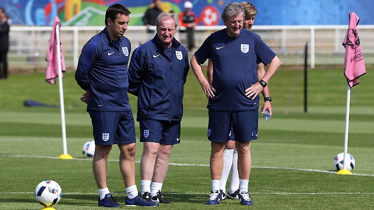 Gucken nach dem Startaufstellungs-Malheur blöd aus der Wäsche: Englands Trainer Roy Hodgson (r.) sowie seine Assistenten Gary Neville (l.) und Ray Lewington (m.).