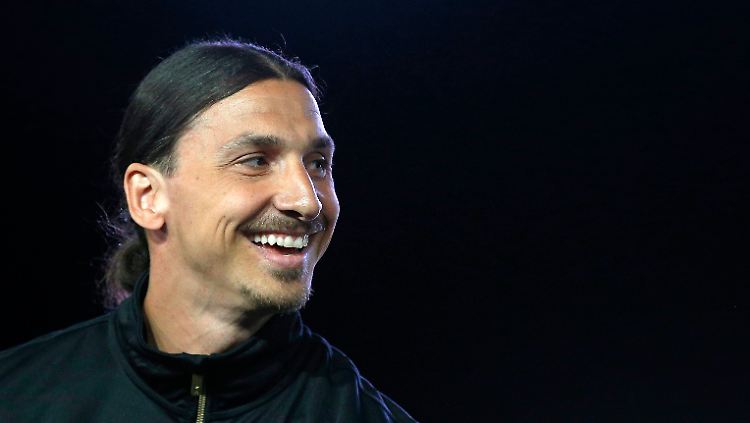 Zlatan Ibrahimovic grinst im Scheinwerferlicht.