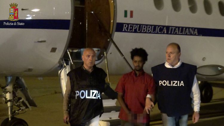 Nicht freiwillig, aber sicherer als die Boote, die er für tausende Flüchtlinge organisierte: Die Polizei holte Mered mit einer Sondermaschine nach Italien.
