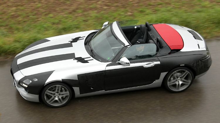 Der Mercedes SLS AMG legt sein Dach ab - und damit auch seine Flügeltüren.