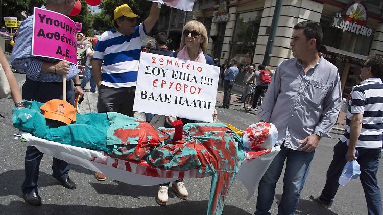 In Athen reißen die Proteste gegen die mit den europäischen Hilfen verbundenen Sparmaßnahmen, etwa im Gesundheitswesen, nicht ab. 