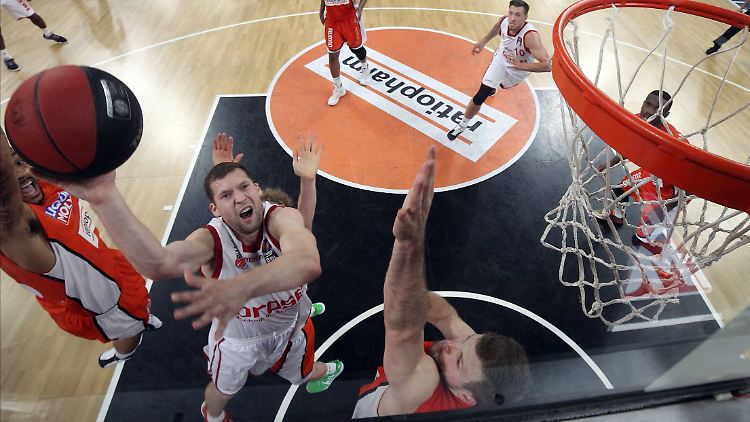 Der Bamberger Jaenis Strelnieks im Duell mit Taylor Braun.