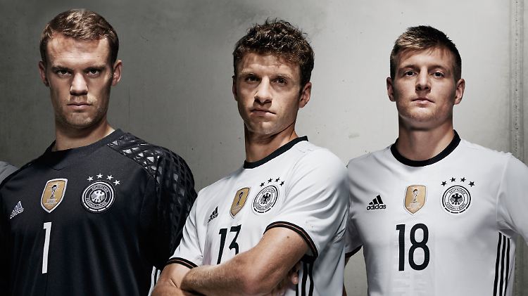 Um das EM-Trikot ist eine Rabattschlacht entbrannt, die das Umsatzpotenzial der Händler schon geschmälert hat.