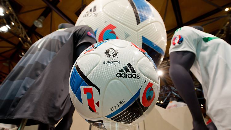Leibchen, Ball und vieles mehr: Die Ausrüster hoffen auf Millionen.