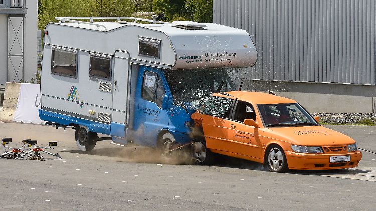 Wie eine riesige Kanonenkugel kracht das Wohnmobil in das Heck des Pkw. Die Folgen sind verheerend.