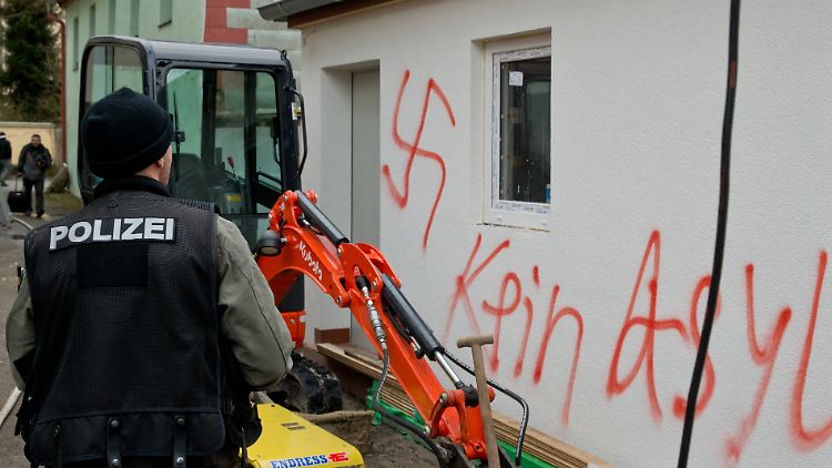 Amnesty beklagt die hohe Zahl der Übergriffe auf Flüchtlingsunterkünfte.