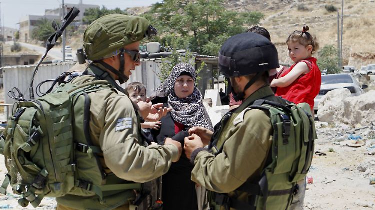 Israelische Soldaten im Westjordanland haben die Kleinstadt Yatta abgeriegelt.