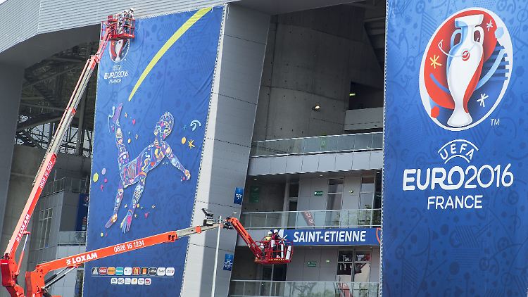Arbeiter legen letzte Hand an die Außenfassade des Stafions Geoffroy-Guichard in Saint-Etienne.