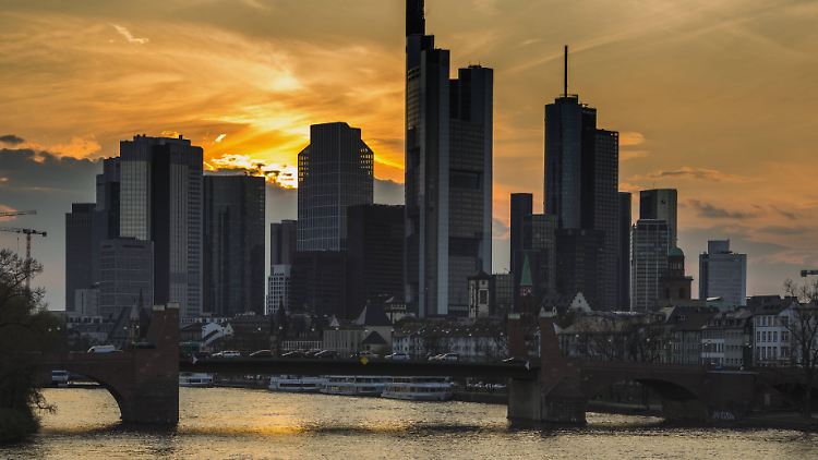 Sinkende Zinsen bekommen den Aktien der größten deutschen Banken nicht sonderlich gut.