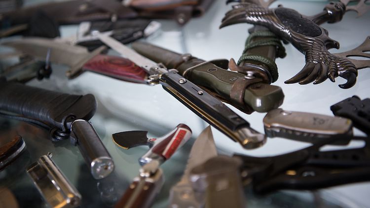 Waffen und Militaria werden bei Durchsuchungen in der sogenannten Reichsbürgerszene immer häufiger entdeckt.