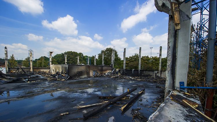Die Halle, in der die Flüchtlinge untergebracht worden waren, brannte völlig aus.