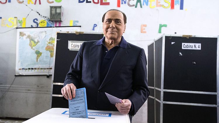 Am Sonntag durfte Berlusconi bei der Kommunalwahl in Rom nach drei Jahren Wahlrechtsentzug zum ersten Mal wieder seine Stimme abgeben.