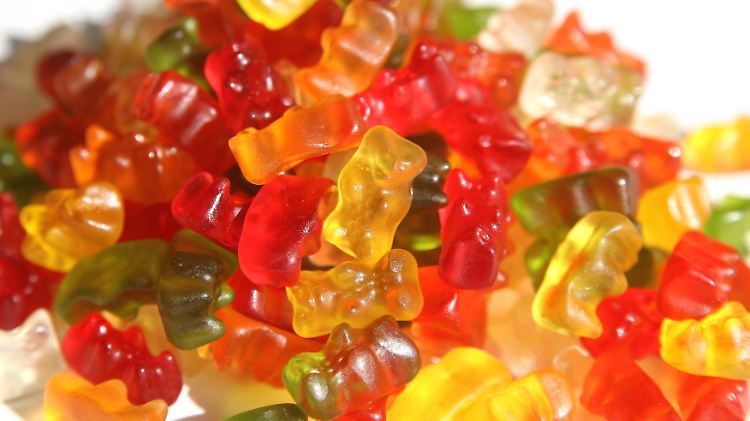 Der Täter drohte unter anderem damit, Goldbären zu vergiften, machte die Drohung aber nie war. Gefahr für die Gesundheit der Kunden bestand also zu keinem Zeitpunkt.