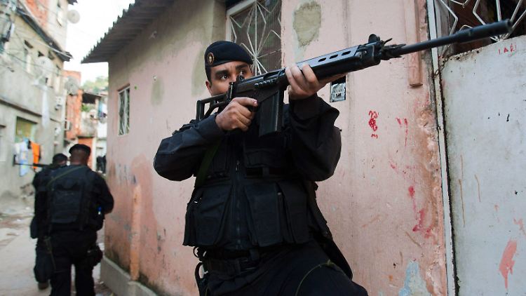Raubüberfälle sind in Rio de Janeiro an der Tagesordnung: Für die olympischen Spiele sollen deswegen Soldaten die Polizei unterstützen. 