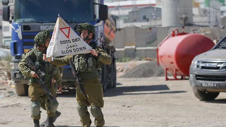 Soldaten riegeln den Ort Yatta ab, aus dem die beiden Attentäter stammen sollen.