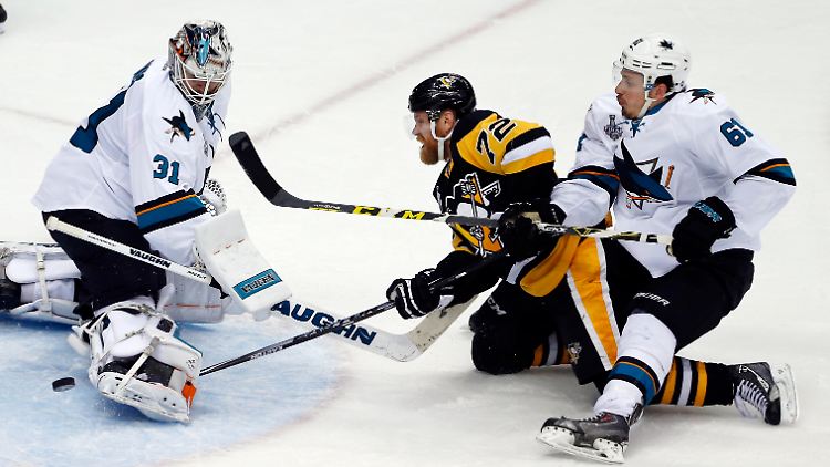 Sharks-Torwart Martin Jones (l.) stahl den Pinguinen aus Pittsburgh die Schau.