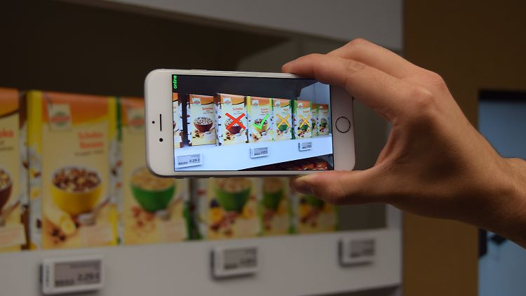 Im Supermarkt der Zukunft geht ohne Smartphone nichts: Apps könnten zum Beispiel Allergiker vor Unverträglichkeiten warnen.