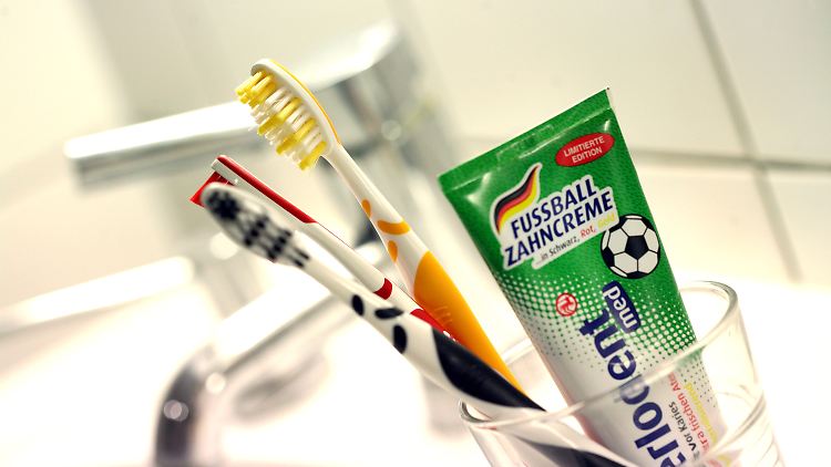 Auch die Mundhygiene bleibt von EM-Fieber nicht verschont.