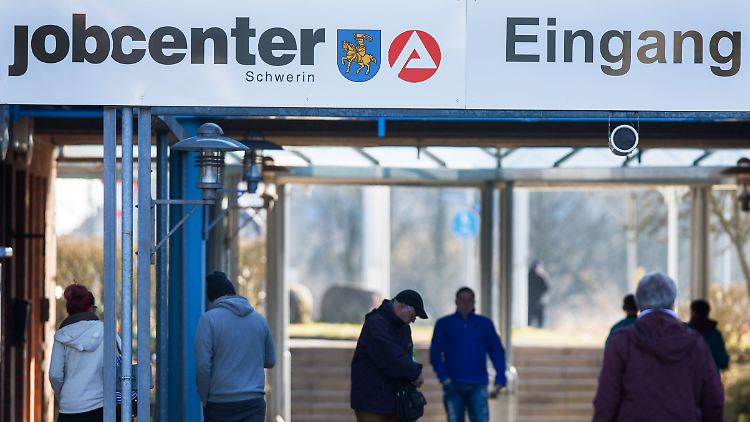 Wer noch nie in Deutschland gearbeitet hat. soll erst nach fünf Jahren Sozialhilfe bekommen.