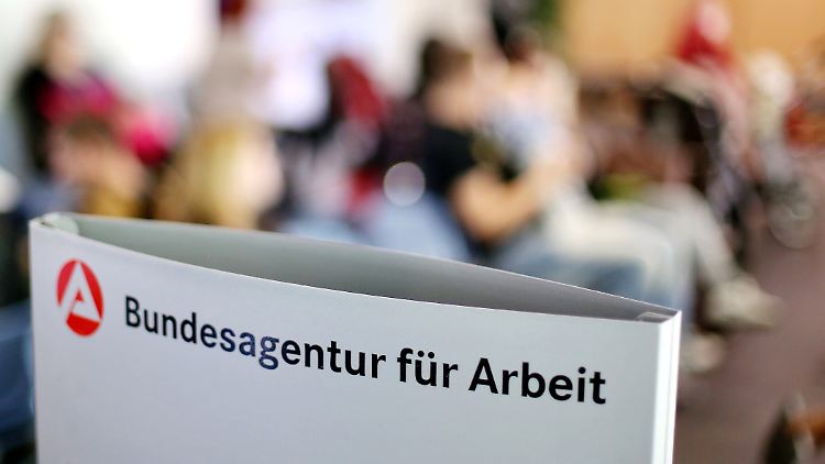 Bis 2020 rechnet das Ministerium dem Bericht zufolge mit 3,1 Millionen Arbeitslosen.