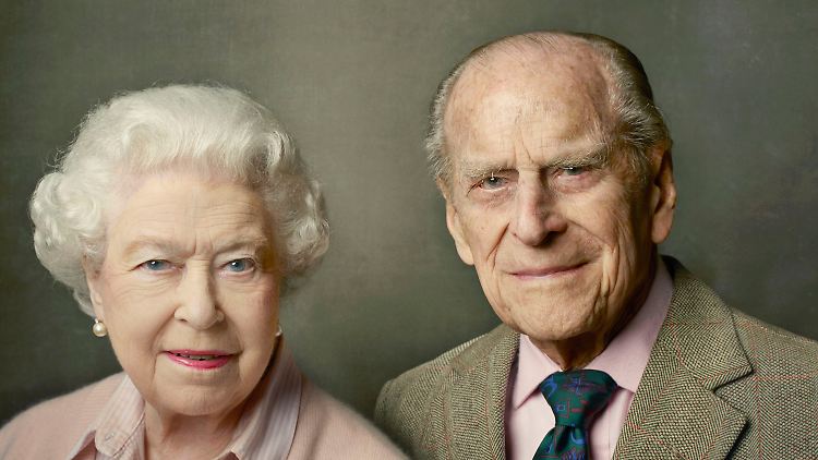 War und ist ihr behilflich, so gut er kann: Prinz Philip mit seiner "Chefin".  