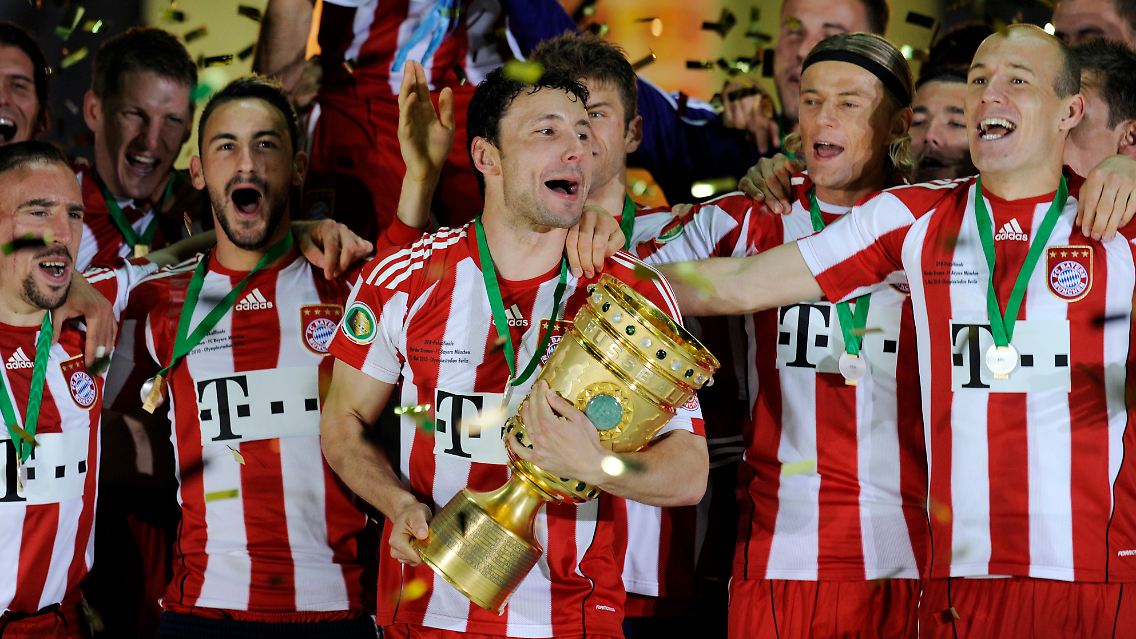 Als sie noch schön und erfolgreich spielten. Die Spieler des FC Bayern feiern den Gewinn des DFB-Pokals.