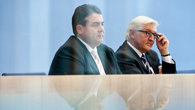 Gabriel und Steinmeier bei ihrer gemeinsamen Attacke gegen Schwarz-Gelb.