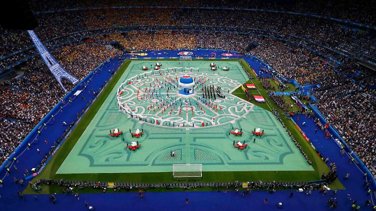 Bei der EM-Eröffnungsfeier wurde es im Stade de France von Paris bunt.