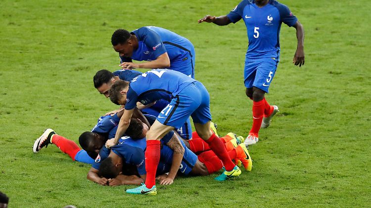 Erst dank eines späten Tores von Dimitri Payet sicherten sich die Franzosen den Sieg im Auftaktspiel. 