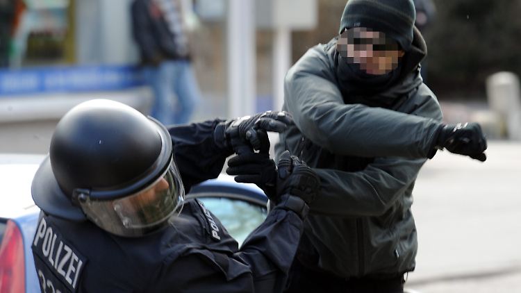 Deutsche Polizisten sind immer mehr Übergriffen ausgesetzt.