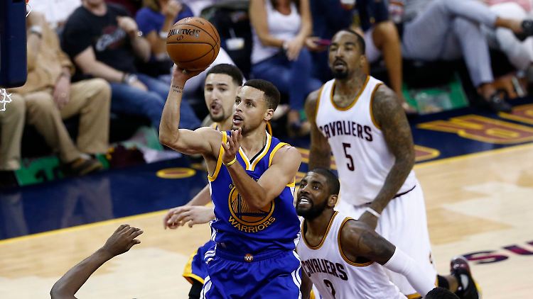 Stephen Curry umringt von - machtlosen - Gegenspielern.