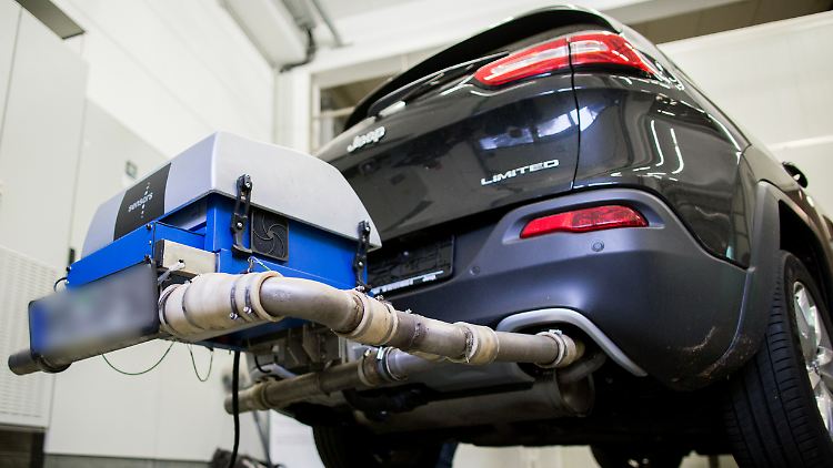 Ein Auto mit einem PEMS-System (Portable Emission Measurement System) steht beim TÜV Nord in einer Halle.