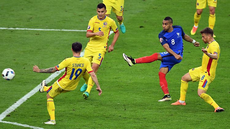 Stade de France, 89. Minute: Dimitri Payet (2.v.r.) schießt, der Ball schlägt ein.