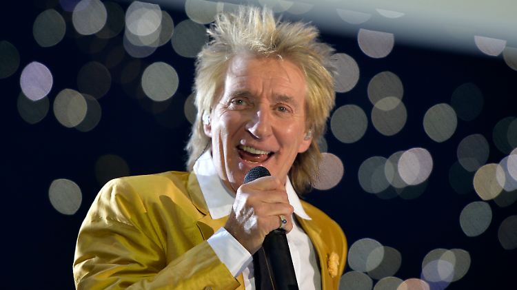 Die Queen hat Sänger Rod Stewart geadelt.