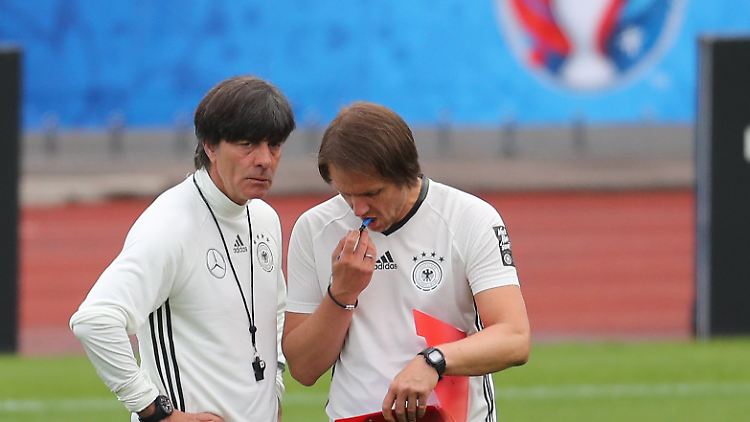 Startet Joachim Löw (l.) ohne Mesut Özil?
