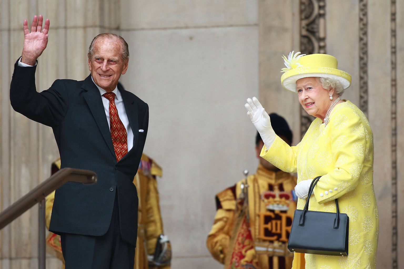 Am Vortag wurde die Queen zunächst in einem Gottesdienst in der St.-Pauls-Kathedrale in London von Geistlichen und Politikern für ihr Wirken geehrt. Mit dabei war auch ihr Gatte Prinz Philip, der seinen 95. Geburtstag feierte. 