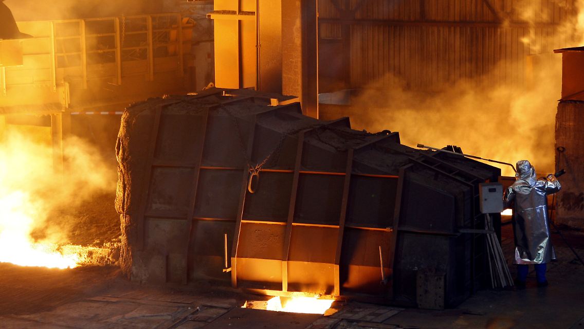 Ein Stahlkocher entnimmt im ArcelorMittal-Stahlwerk in Eisenhüttenstadt (Brandenburg) eine Probe.