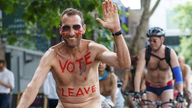 Der britische Wahlkampf hat seine eigenen Gesetze. Dieser EU-Gegner nutzt eine Nackt-Fahrrad-Demonstration in London für seine Botschaft.