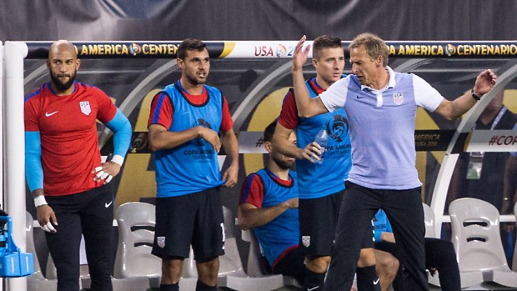 Jürgen Klinsmann (r.) gefiel nicht alles, was er sah.