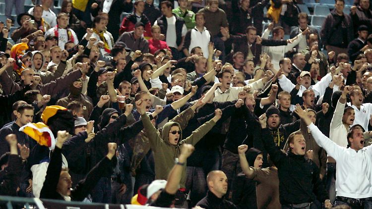 Deutsche Hooligans im Stadion von Bratislava im Jahr 2006.