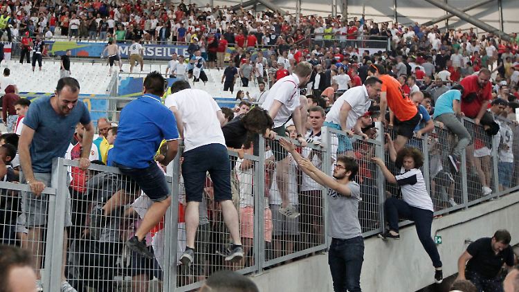 Fans fliehen vor der Krawalle im Stadion in Marseille. 