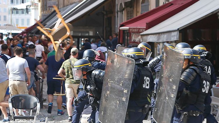 Marseille wurde von Hooligans in ein Schlachtfeld verwandelt.