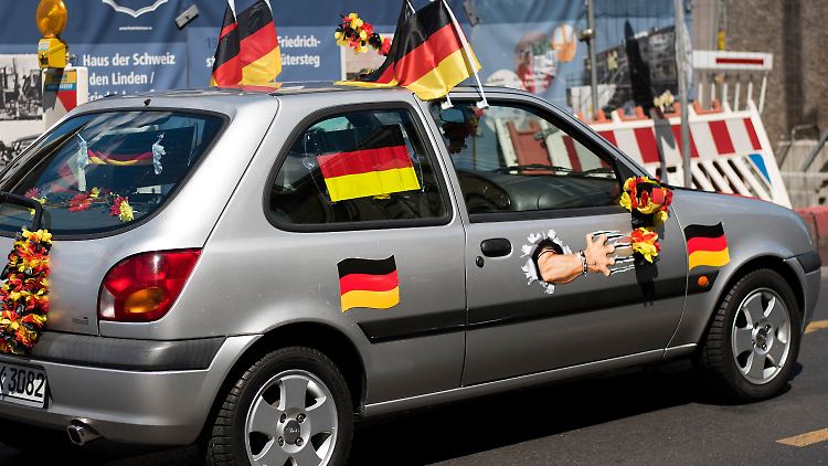 Fahnen und Fan-Kult: Die Flaggen-Schwenker zur EM polarisieren.